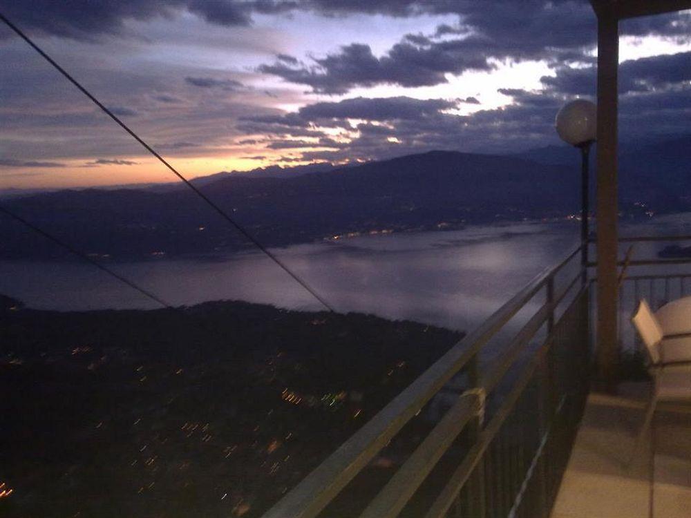 Funivie Del Lago Maggiore Hotel Laveno Exterior foto