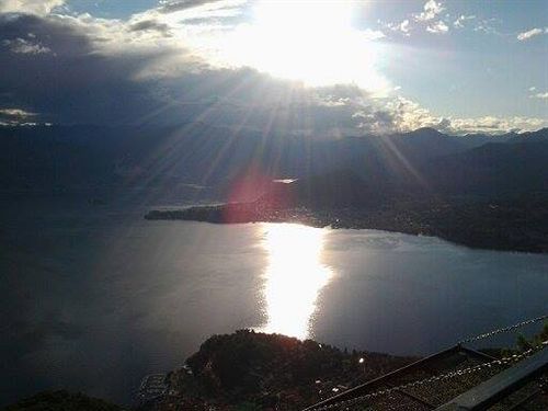 Funivie Del Lago Maggiore Hotel Laveno Exterior foto